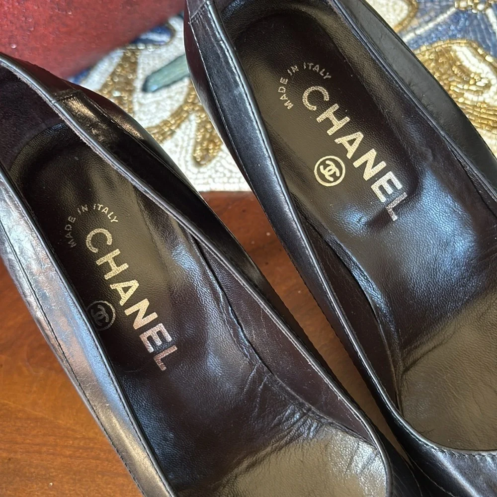 Chanel Black Leather Heels Rounded Toe w/ Floral Metal Logo Accent Made in Italy